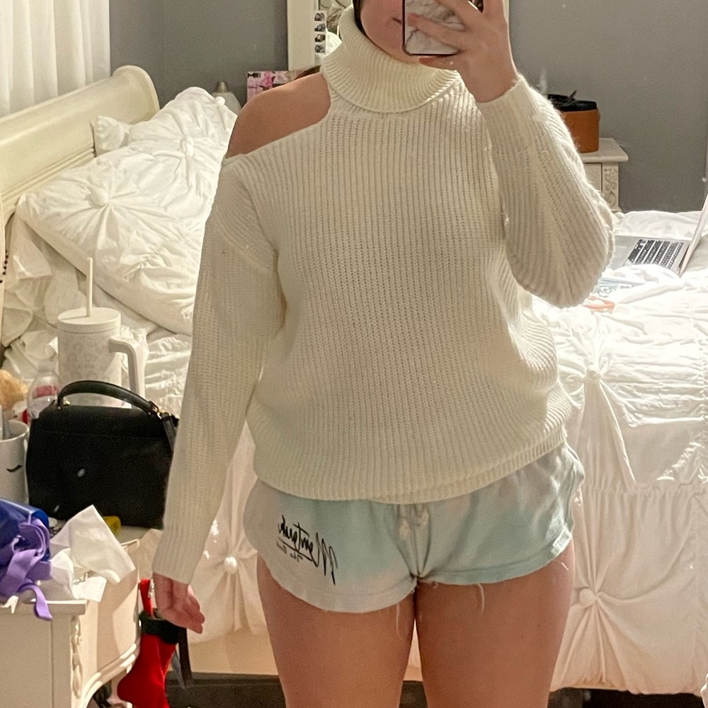 Turtleneck shoulder cut out sweater